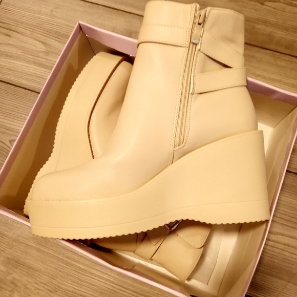 Women's Boots - Picture 2 of 2